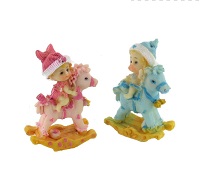 Art.nr: 410369 - DECORATIE BABY OP HOBBELPAARD 8 CM (4st.)