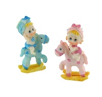 Art.nr: 410373 - DECORATIE BABY OP HOBBELPAARD 9 CM (4st.)